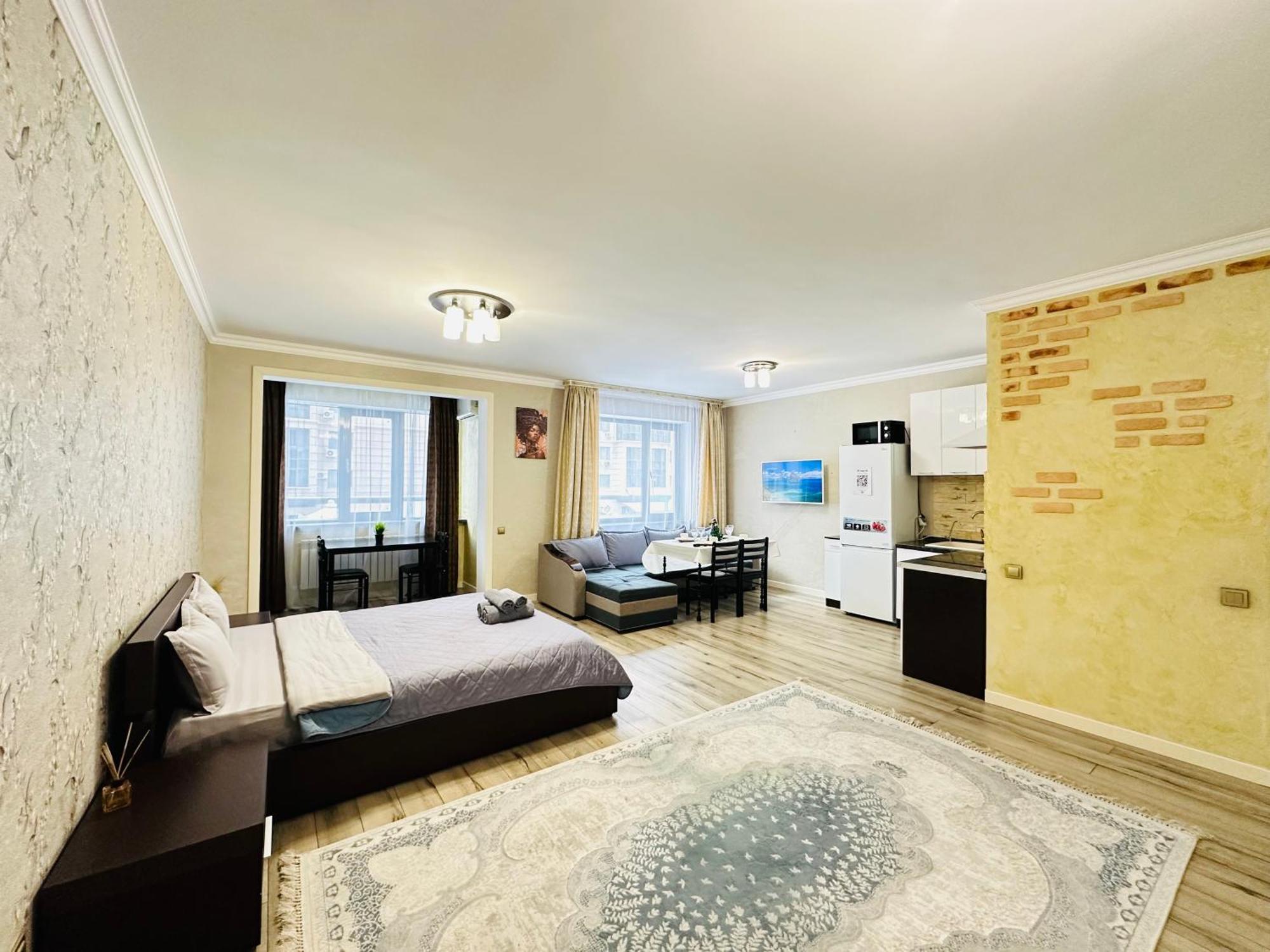Vostochnyi Park Apartament In The Center Of Almaty Apartment Ngoại thất bức ảnh